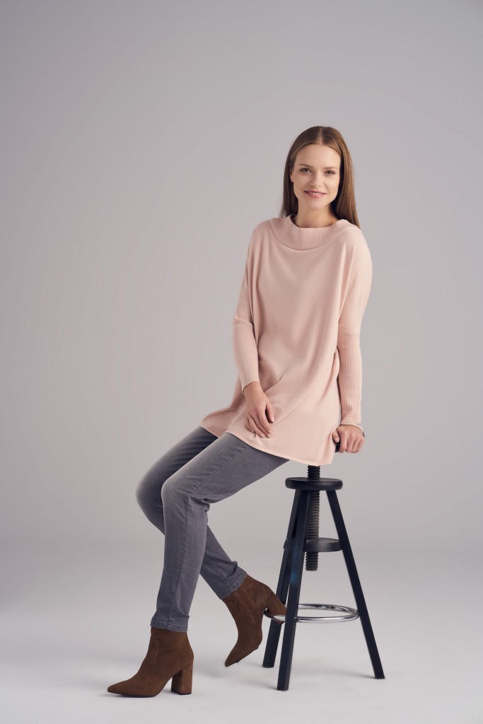 różowy sweter