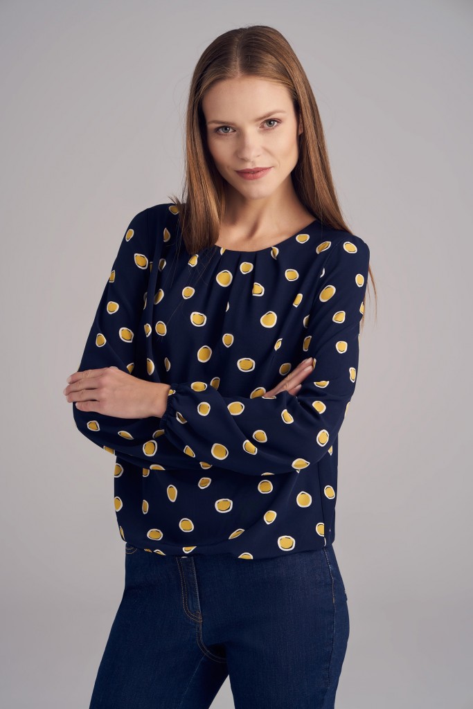 Niebieska bluzka w kropki
